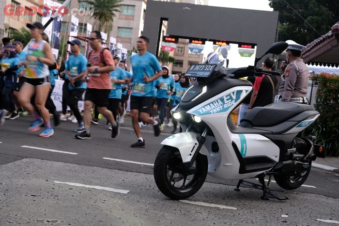 Motor listrik Yamaha E01 'memantau' para peserta ajang marathon Superball Run 2022.