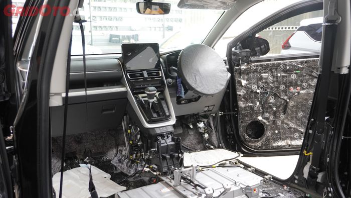 Interior Toyota Kijang Innova Zenix yang Dibongkar untuk Pasang Peredam Kabin