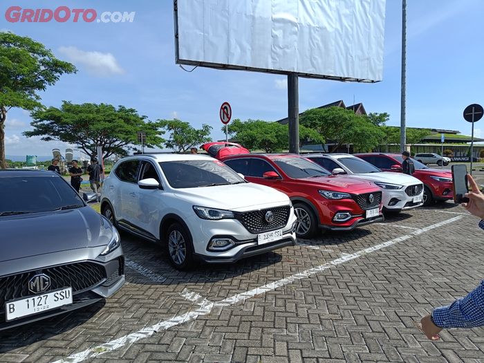 Line-up MG Motor Indonesia saat berwisata di Banyuwangi, Jawa Timur