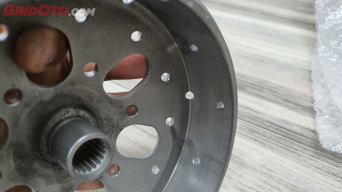 Lubang pada mangkok kampas ganda Spectro V1 ada tujuannya yaitu melepas panas dan jalur pembuangan kotoran sehingga dapat mengurangi gredek 