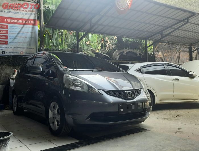 Honda Jazz GE8 tipe S di bengkel Honda Clinic Pradana, Depok, Jawa Barat.