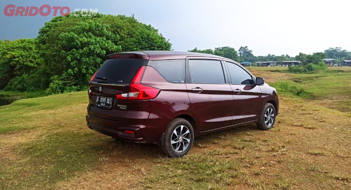 Tampilan buritan mobil baru Suzuki Ertiga GX Hybrid AT