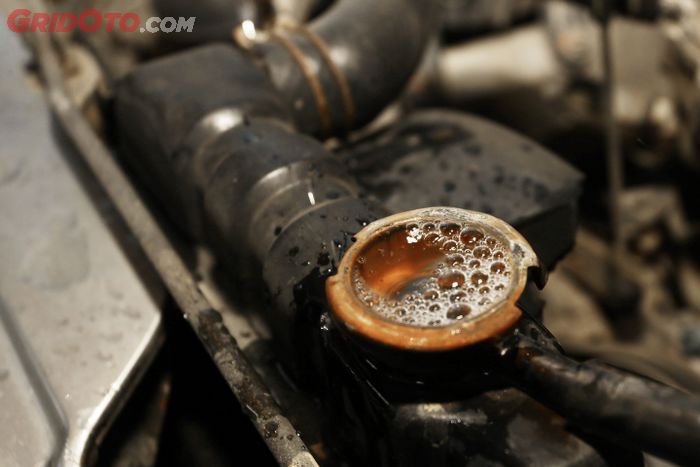 Air radiator mobil yang lama tidak diganti bisa memicu karat.
