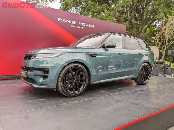 Di awal 2023 JLM Auto Indonesia menghadirkan Range Rover Sport plug-in hybrid di Savyavasa, Jakarta Selatan.