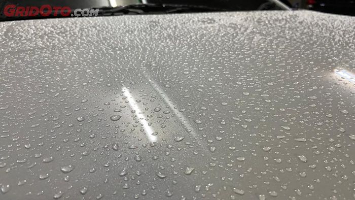 Sisa Butiran Air yang Menempel Memicu Gejala Menguning Pada Mobil Warna Putih