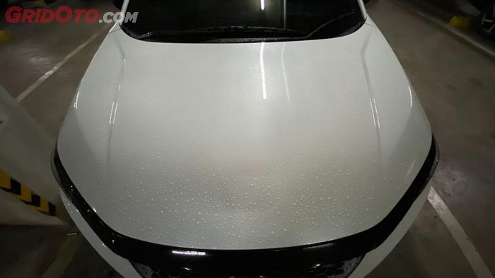 ILUSTRASI. Mobil warna putih harus segera dibersihkan setelah kena hujan.
