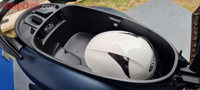 Helm half face muat masuk di bagasi Yamaha Grand Filano Hybrid Connected