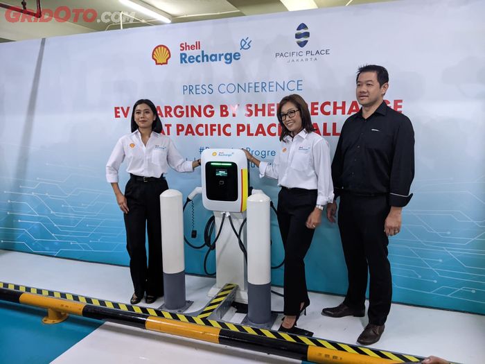 Shell Indonesia meluncurkan SPKLU Shell Recarge di pusat perbelanjaan Pacific Place di Jakarta Selatan.