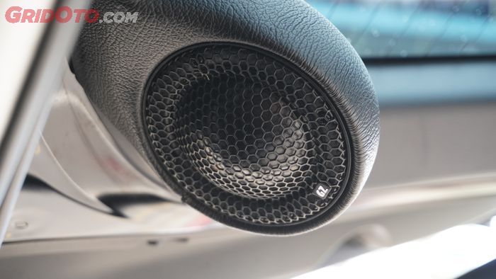 Speaker Surround Dipasang di Pintu Bagasi Toyota Kijang Innova Zenix