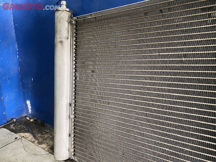 Ilustrasi. Kisi-kisi kondensor AC mobil bisa rusak atau mampat sehingga menghambat pelepasan hawa panas.