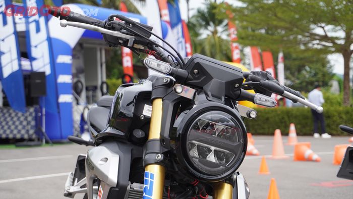 Honda CB150R Exmotion dengan Headlamp LED Bulat Memperkuat Kesan Klasik Modern