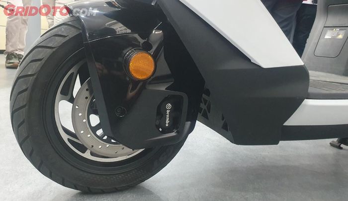 Zeeho AE8 pakai kaliper rem cakram Brembo