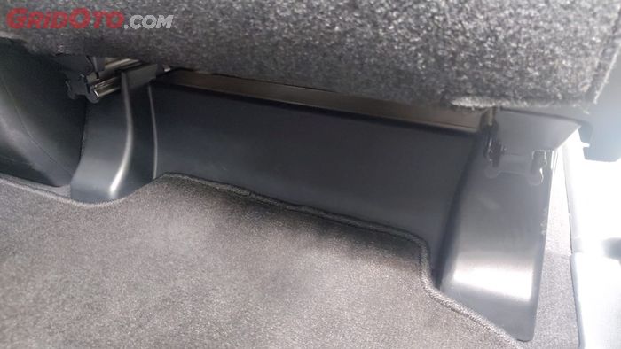 Penutup plastik di bawah jok penumpang depan buat melindungi baterai hybrid di Innova Zenix Hybrid