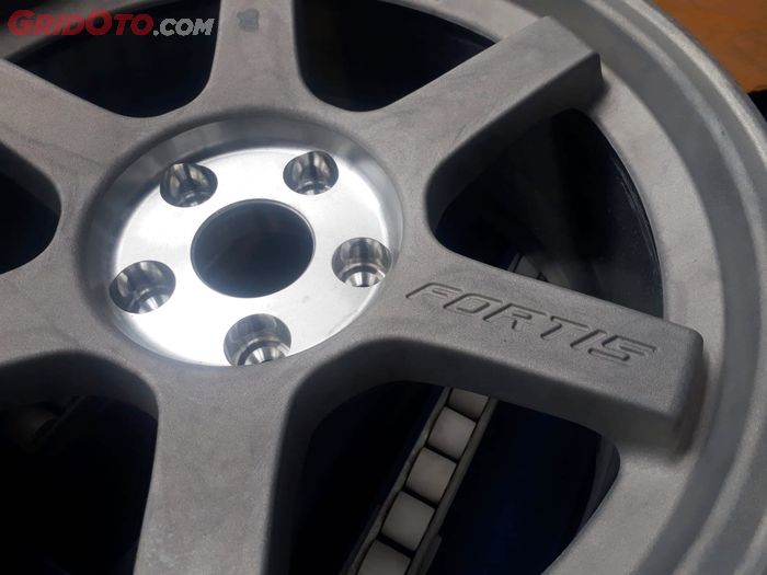 Pelek Fortis PLW18-01 tersedia PCD 5x114.3 untuk Innova Zenix