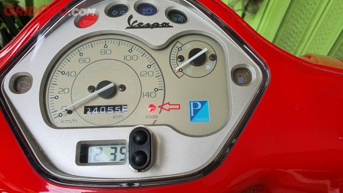 pada speedometer Vespa matic terdapat lampu indikator berupa lampu led berkedip merah yang disampingnya terdapat tulisan Code.