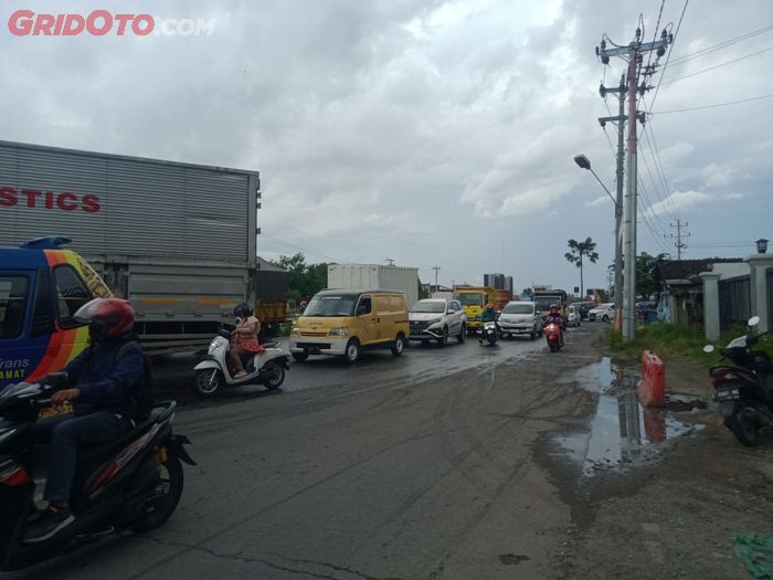 Kondisi arus lalu lintas di Simpang Joglo, Kota Solo, pada Senin (13/02/2023)