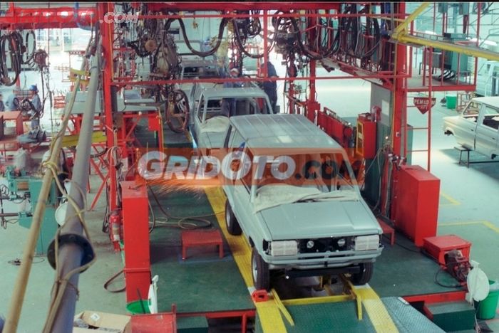Suasana pabrik perakitan Toyota Kijang Super Origal Body pada tahun 1992