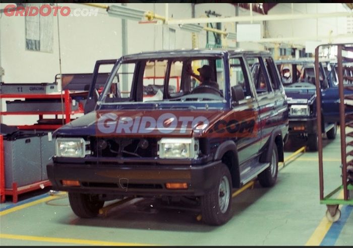 Suasana pabrik perakitan Toyota Kijang Super pada tahun 1992