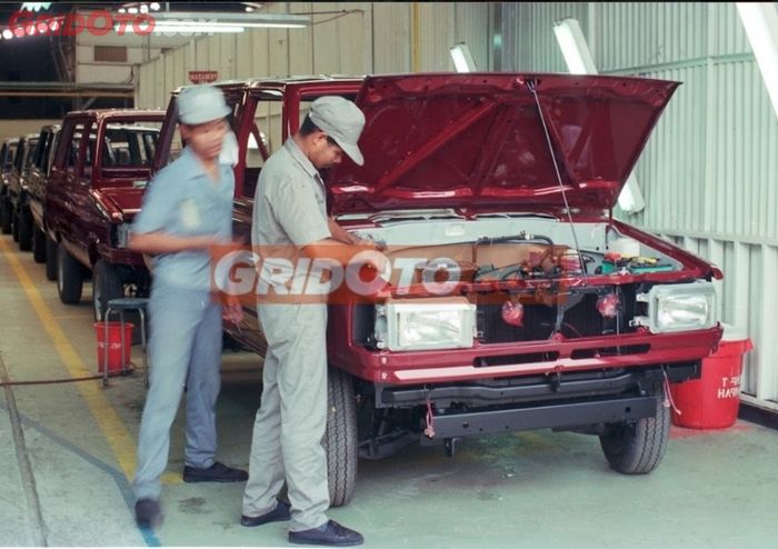 Teknisi sedang merakit Toyota Kijang Super Original Body pada tahun 1992 