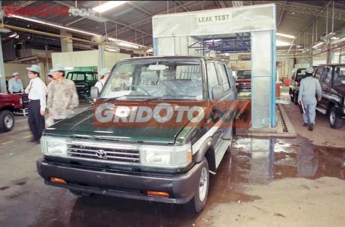 Suasana pabrik perakitan Toyota Kijang Super pada tahun 1992