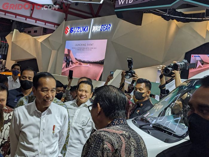 Presiden Jokowi mampir ke booth Esemka di IIMS 2023