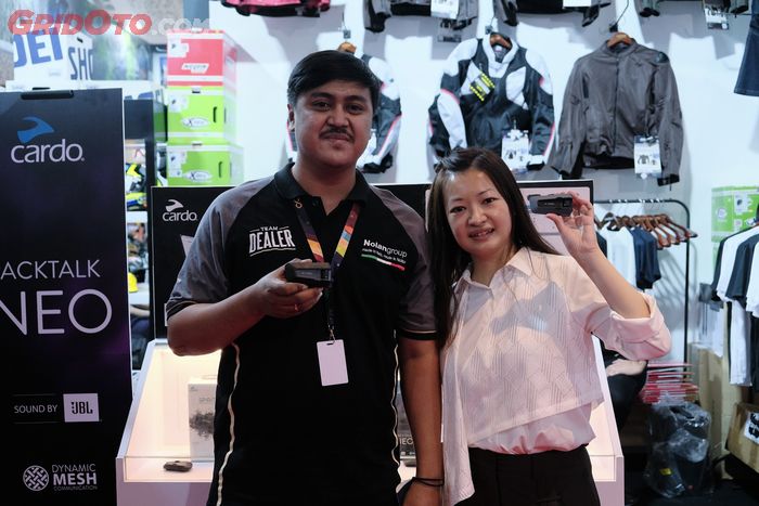 Agi Syaefullah, Brand Manager Cardo dari PAS (kiri), dan Christine Wang, Sales Manager Cardo South East Asia.
