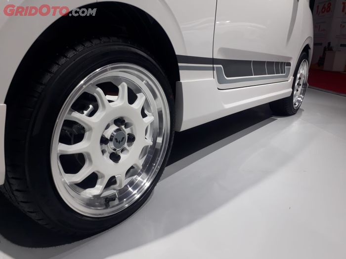 Side skirts minimalis dengan decal apik diatasnya