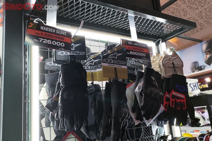 Salah satu apparel yang mendapatkan diskon besar, sarung tangan alias riding glove Alpinestars dengan diskon nyaris 50 persen di IIMS 2023.