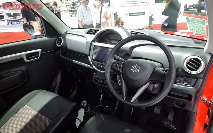Interior Suzuki S-Presso terbaru masih sederhana tapi dibekali lebih banyak fitur.