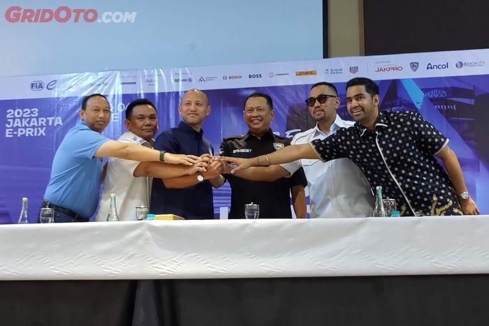 Jajaran direksi panitia lokal dalam konferensi pers kesiapan Formula E Jakarta 2023, gabungan Jakpro, IMI, dan HIPMI.
