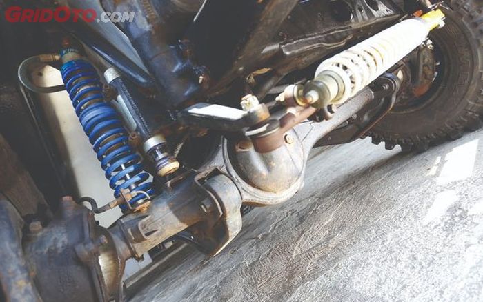 Kaki-kaki FJ40 ini sekarang mengadopsi milik VX80. Bikin axle track lebih lebar dari gardan standar 