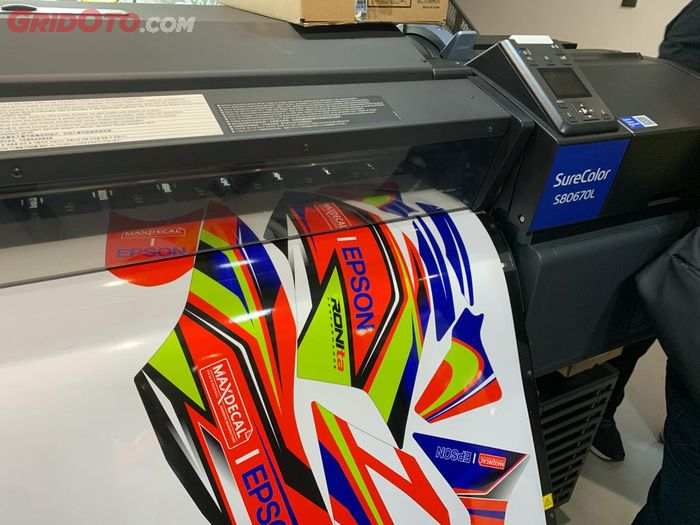 Printer Epson SureColor SC-S80670 menggunakan bahan Maxdecal Reflective APR100