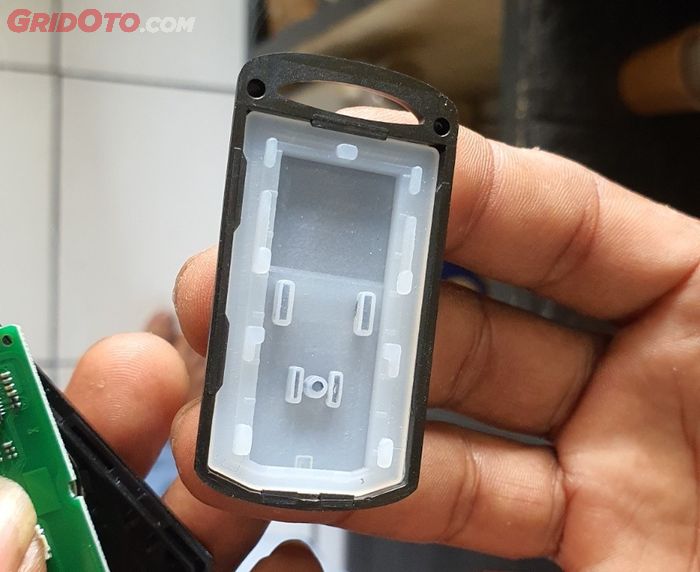 pada bagian dalam remote keyless sebenarnya ada lapisan karet yang melindungi dari hujan.