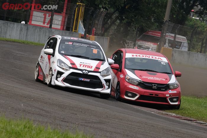 Duel sengit antara Toyota Gazoo Racing Indonesia yang diwakili oleh Jordan Johan (kiri) dengan Naufal Rafif Busro dari Honda Racing Indonesia (kanan) jadi hal yang dinantikan di kelas ITCR 1.200 ISSOM 2023.