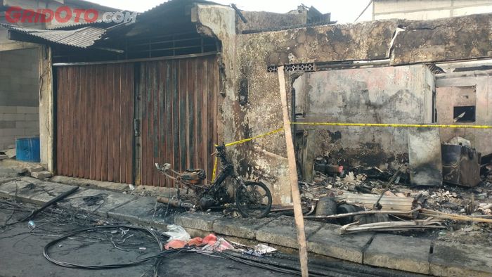 Rumah dan sebuah motor ikut menjadi korban kebakaran di Depo Pertamina Plumpang