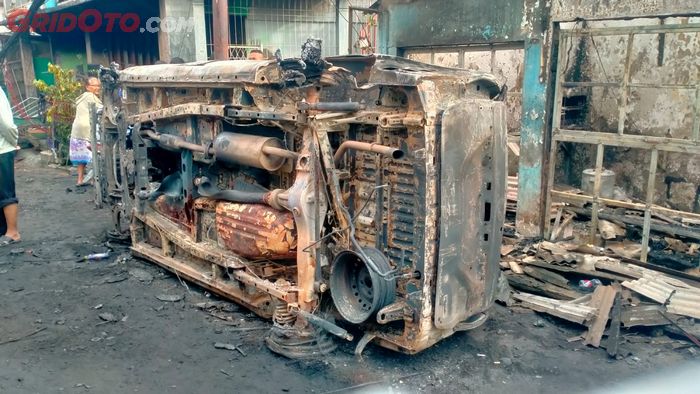 Toyota Avanza menjadi korban kebakaran Depo Pertamina Plumpang