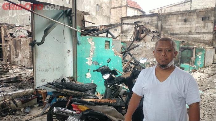 Tri Wahono, salah satu warga yang terkena dampak kebakaran Depo Pertamina Plumpang mengatakan jarak semburan api sejauh 150 m