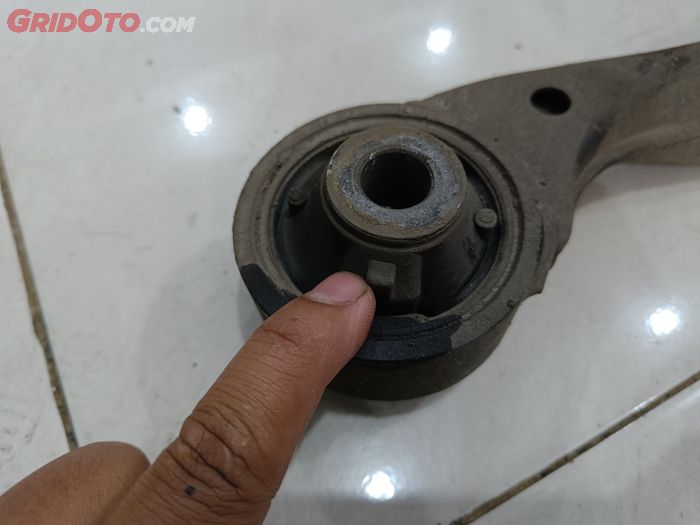 Bushing arm yang sudah mengalami kerusakan