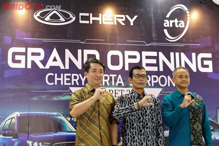 Dari kiri ke kanan, Herman Suryahusada, President Director Chery Arta; Harry Kamora, Vice President PT Chery Sales Indonesia; Rendy Radito, Sales Director Chery Sales Indonesia; 