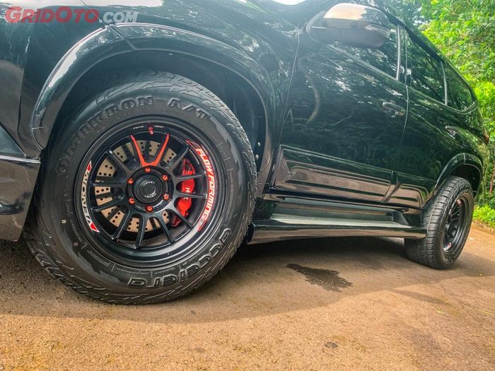 Pajero Sport colok pelek 18 inci dari Lenso Venom5