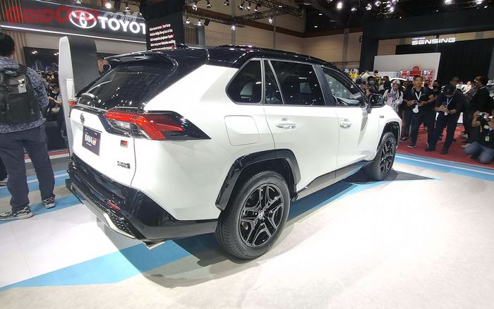 Toyota RAV4 PHEV GR Sport dibekali sistem hybrid dengan mesin serupa Camry dan penggerak semua roda elektris.