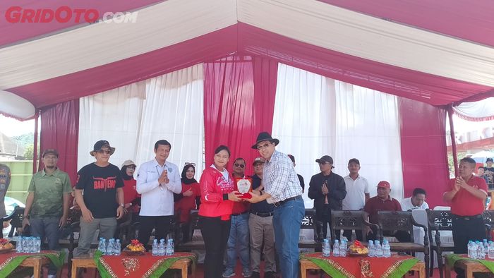 Casytha Arriwi Kathmandu bersama Joko Sutopo, Bupati Wonogiri saat pembukaan Kejurprov Casytha Manahadap Road Race Jateng 2023.