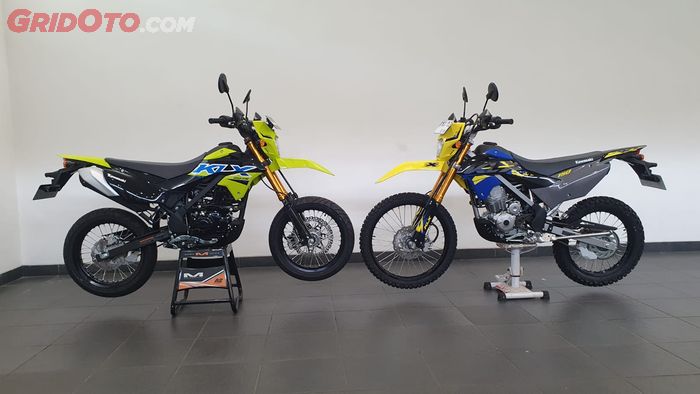 Desain bodi Kawasaki KLX150 SM (kiri) dan KLX150 (kanan) boleh dibilang identik