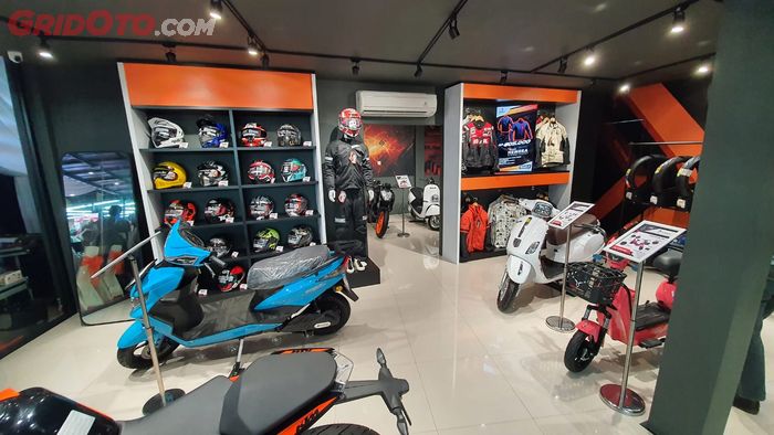 Selain perawatan, SiTepat Digital Motoshop juga jual motor bensin, motor listrik, apparel seperti helm dan jaket.