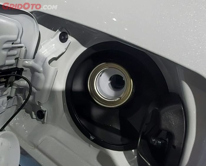 Lubang pengisian bensin di Toyota RAV4 GR Sport PHEV