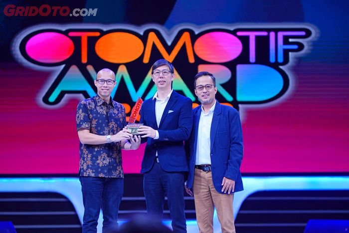 AntonJimmi Suwandy (Tengah) saat menerima tropi Car of The Year ajang OTOMOTIF Award 2023.