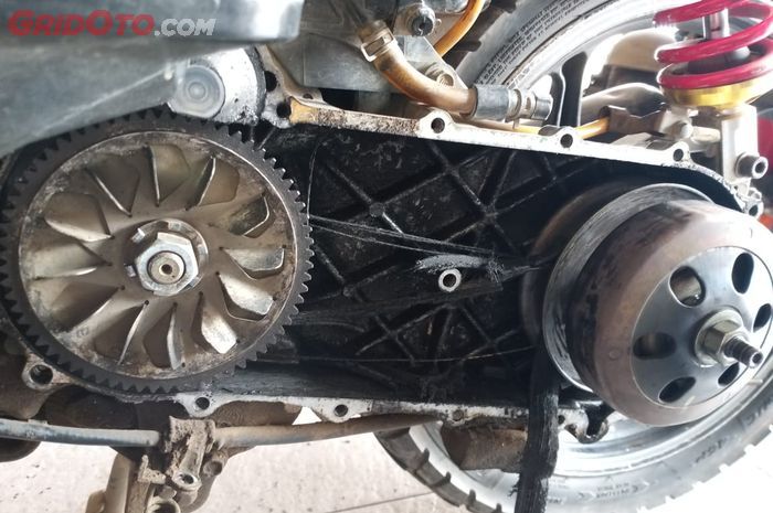 Kondisi v-belt yang rusak dan hampir putus