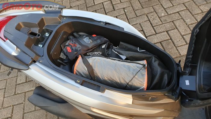 Kapasitas bagasi jok Yamaha FreeGo 125 Connected