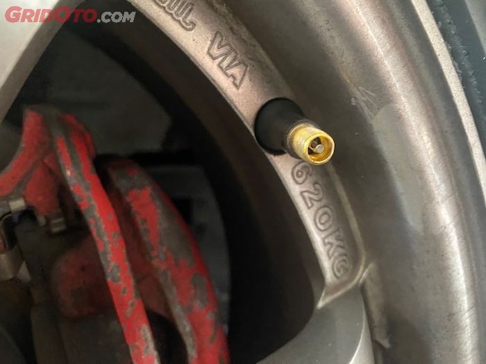 Karet getas pada O-ring pentil ban kerap bikin ban mobil bocor halus.