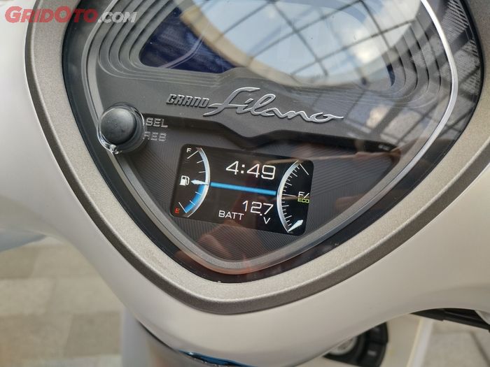 Detail layar digital TFT di panel instrumen Yamaha Grand Filano